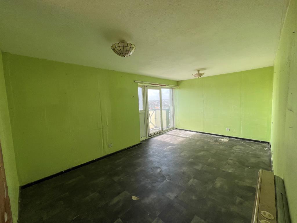 Lot: 75 - TWO-BEDROOM FLAT FOR IMPROVEMENT WITH SEA VIEWS -